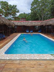 Santa TeresaAvatar Amazon Lodge & Canopy Park的度假村游泳池里的人