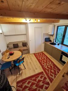 Stefana's Tiny House Nature Retreat的小房间设有桌子和厨房