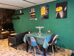 圣埃乌费米亚阿马伊埃拉CASA MUPI的绿色的用餐室配有桌椅
