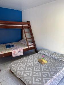 阿尔特杜尚Pousada Sossego de Alter的一间卧室配有两张双层床和黄色玩具。