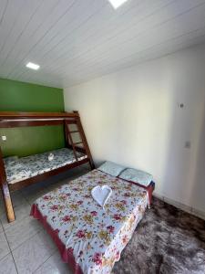 阿尔特杜尚Pousada Sossego de Alter的一间卧室配有两张双层床和心床垫