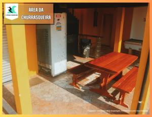 蒙加瓜Hostel Tá Maneiro的一张野餐桌和两个长凳