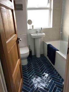 霍利伍德Revamped Holywood town centre house的浴室配有白色卫生间和盥洗盆。