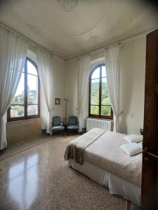 韦内雷港Villa Paolo Lemon Tree的一间卧室设有一张床和两个窗户。
