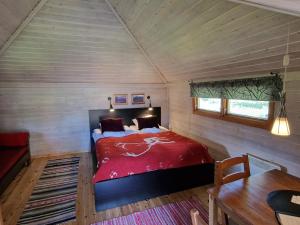 尤卡斯耶尔维Reindeer Lodge的一间位于小客房内的红色卧室