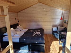 尤卡斯耶尔维Reindeer Lodge的一间卧室配有一张床和一个沙发