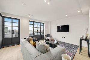 伦敦Luxury Kensington Flat with Terrace and AC的带沙发和电视的客厅