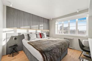 伦敦Luxury Kensington Flat with Terrace and AC的一间卧室设有一张大床和一个窗户。