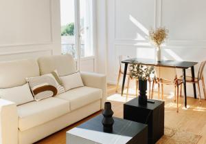 DéolsLe Haussmann ⸱ Stationnement gratuit ⸱ Fibre的客厅配有白色的沙发和桌子