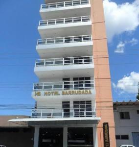 博阿维斯塔Barrudada Palace Hotel-Boa Vista的一座高大的白色建筑,上面有标志