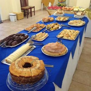 博阿维斯塔Barrudada Palace Hotel-Boa Vista的一张带馅饼和其他甜点的蓝色桌子