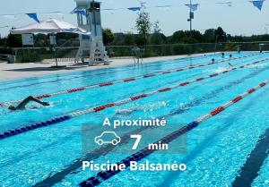 DéolsLe Haussmann ⸱ Stationnement gratuit ⸱ Fibre的游泳池里游泳的人