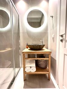 米克诺斯城Sofos Suites Mykonos的一间带水槽和淋浴的浴室