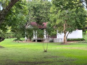NikaweratiyaMagalle Wewa Villa的一座树木繁茂的院子中的房子