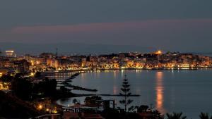 克罗托内[Crotone 5 Stelle] Free Parking, Netflix, Wi-Fi的夜晚的城市景观与水景