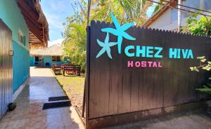 安加罗阿Hotel & Apartments "CHEZ HIVA"的木栅栏上医院的标志