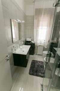 克罗托内[Crotone 5 Stelle] Free Parking, Netflix, Wi-Fi的白色的浴室设有水槽和淋浴。