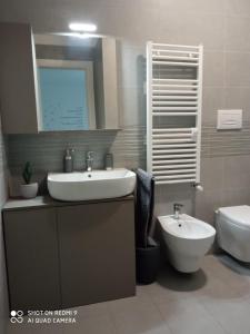 卡斯特拉纳格罗泰Valevi 111的一间带水槽和卫生间的浴室