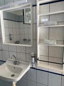 科孚镇Nisaki Mathraki B&B的一间带水槽和镜子的浴室