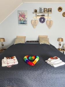 GramsbergenB&B t'Brocantje的一间卧室配有一张床,上面有两条毛巾