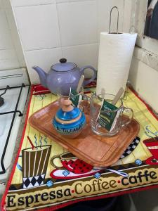布宜诺斯艾利斯Depto La Boca的茶壶和切盘上的杯子