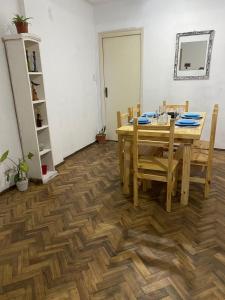 布宜诺斯艾利斯Depto La Boca的一间铺有木地板并配有桌子的用餐室