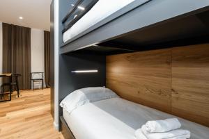 西尔米奥奈莫罗酒店的卧室配有高架床和白色床单