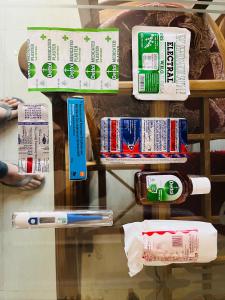 奈尼塔尔RajMahal Nainital的配有牙刷、牙膏和牙膏的玻璃架