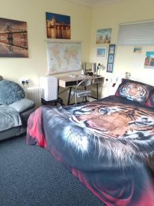 卡迪夫STUDIO PAD的一间卧室配有一张带虎画的床