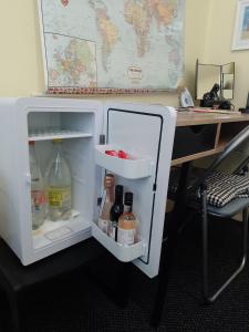卡迪夫STUDIO PAD的一张桌子旁的白色冰箱,门打开