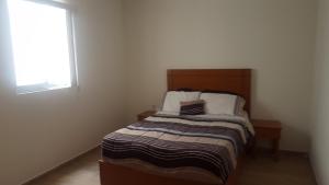 伊拉普阿托ORQUIDEA的一间小卧室,配有床和窗户