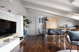 米兰Double Luxury Exclusive Suite-Duomo in 12 Minutes的一间带桌椅的客厅和一间厨房