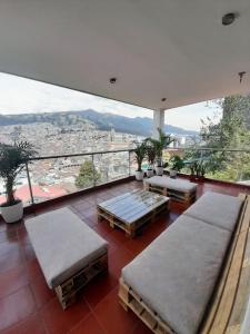 基多The Temple, Quito的阳台设有长椅,享有城市美景。