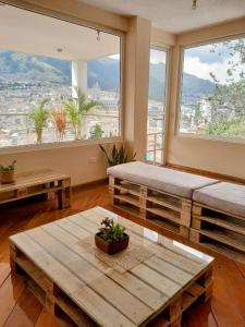 基多The Temple, Quito的客房设有两张桌子和大窗户