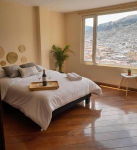 基多The Temple, Quito的一间卧室配有一张大床,上面有桌子