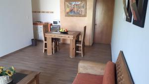 伊拉普阿托ORQUIDEA的厨房以及带桌椅的用餐室。