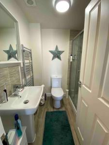 彼得伯勒3 bedroom house - Hampton Water的浴室配有盥洗池和两星墙。