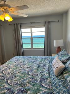 新士麦那海滩Ponce de Leon Towers的一间卧室设有一张床,享有海景