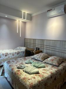 兰巴里清水旅馆的一间卧室配有两张带枕头的床。