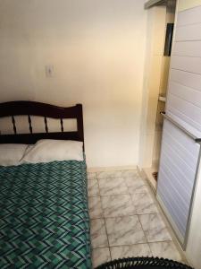 纳塔尔Kitnet para 5 pessoas com cozinha perto do aeroporto的卧室配有1张床,铺有瓷砖地板。