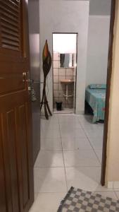 纳塔尔Kitnet para 5 pessoas com cozinha perto do aeroporto的走廊上的浴室设有水槽和镜子