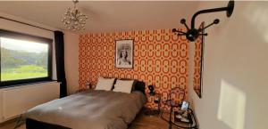 MéryPaulette à bicyclette的一间卧室配有一张橙色墙壁的床