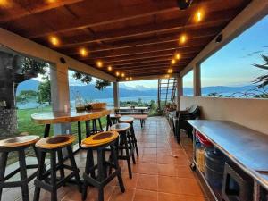 圣佩德罗拉拉古纳Refugio del Volcan Casitas的庭院设有带凳子的景观酒吧。