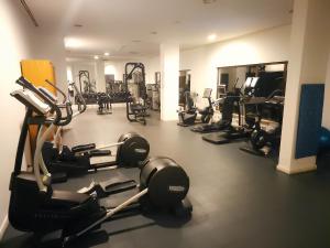 圣玛丽亚Casa Cubada的健身房设有数台跑步机和健身器材