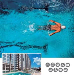马尼萨莱斯Robles12 El Cable Luxury Highrise的一个人在游泳池里游泳