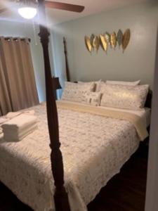 赛维尔维尔Bearadise Retreat At English Mountain Condo的一间卧室配有一张带白色床单的床和风扇