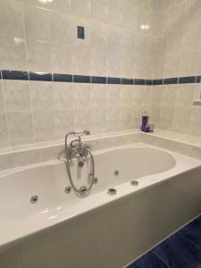 BallingurteenJoe's Place, Central Location West Cork near Clonakilty的浴室设有带淋浴的白色浴缸。