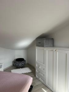 ClasseClassense House的一间卧室配有床、白色梳妆台和黑色凳子