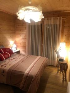 丰罗默奥代洛维亚Chalet Cervus的一间卧室配有一张大床和一盏灯