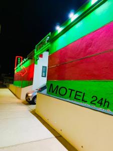 孔塔任24 Horas Motel Jaguar Contagem的一座色彩缤纷的建筑,上面写着汽车旅馆的字样